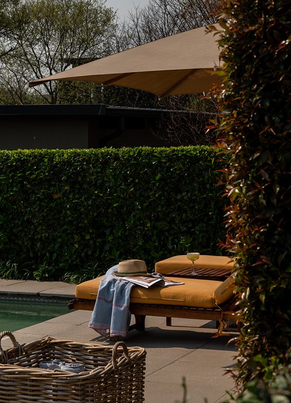 poolside-daybed-hat-cocktail-relaxation.jpg