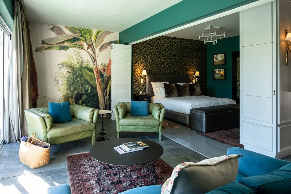 jungle-themed-suite-green-armchairs-lounge.jpg