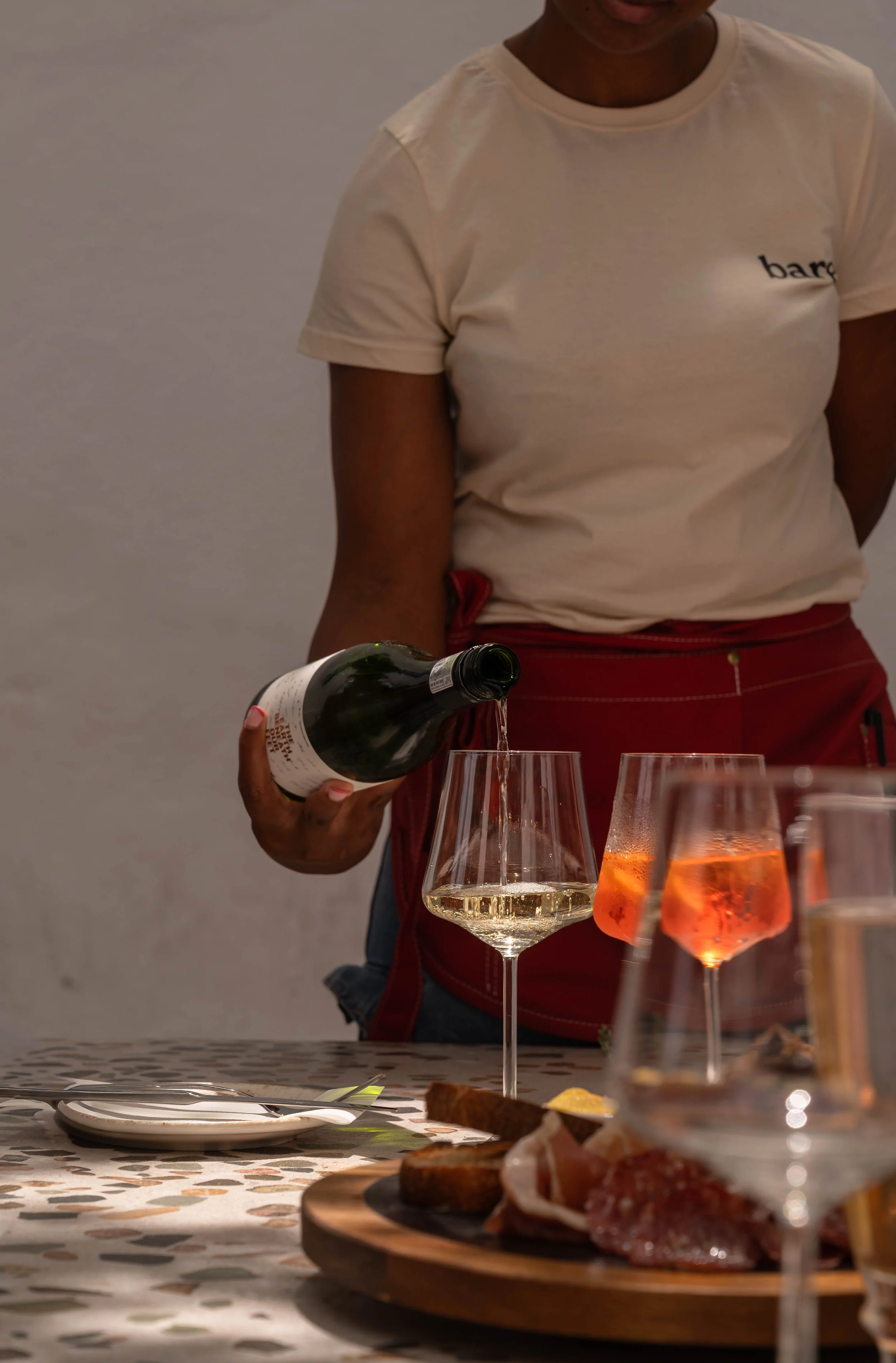 bare-restaurant-wine-pour-table-service.jpg