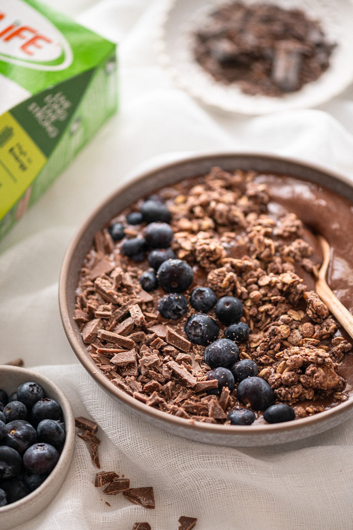 futurelife-chocolate-smoothie-bowl-granola.jpg