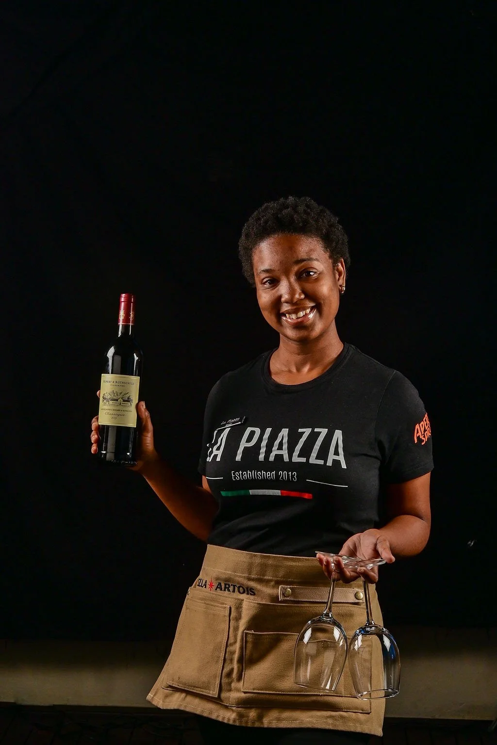la-piazza-waitress-wine-service-portrait.jpg