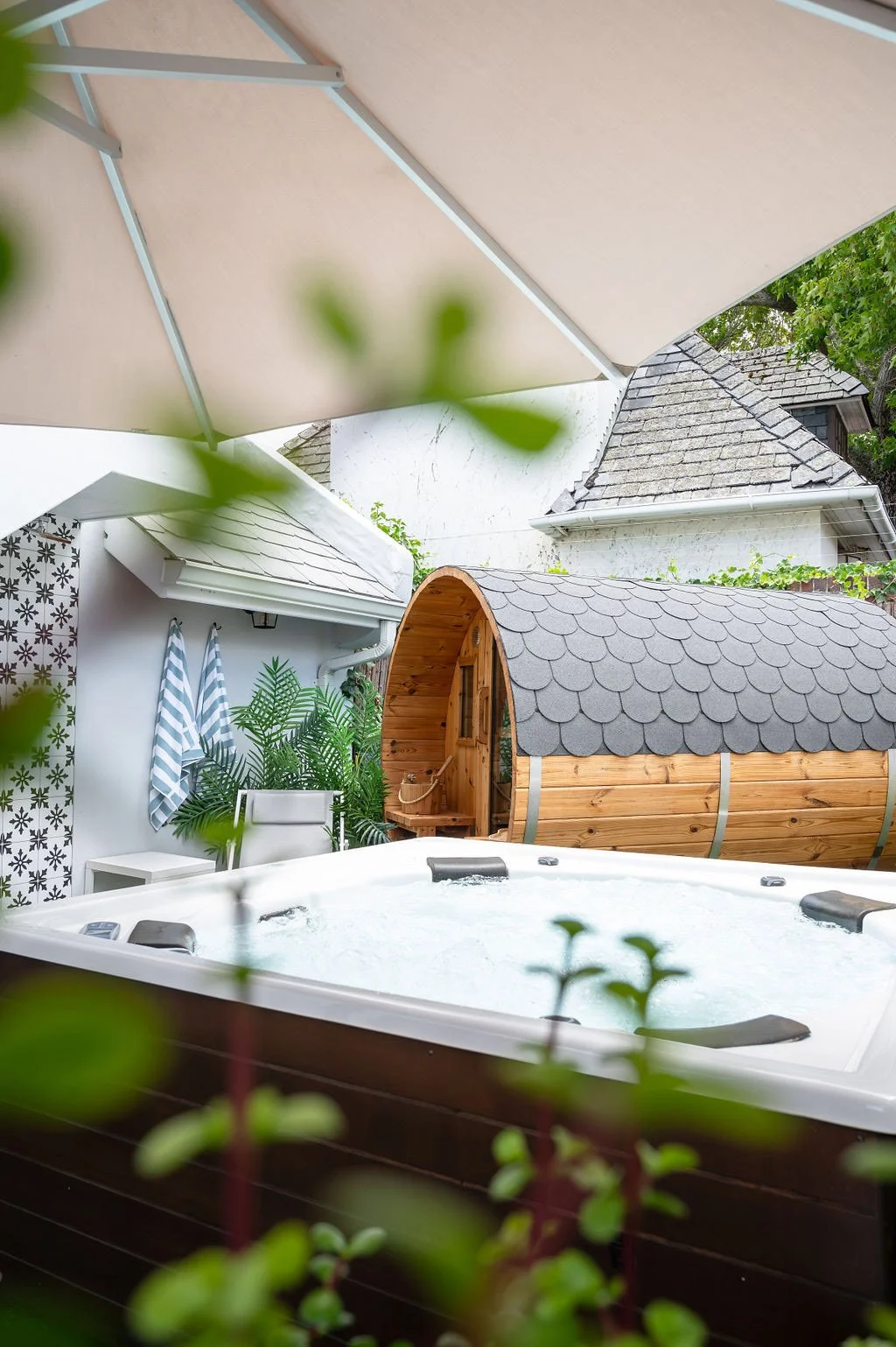outdoor-jacuzzi-barrel-sauna-garden.jpg