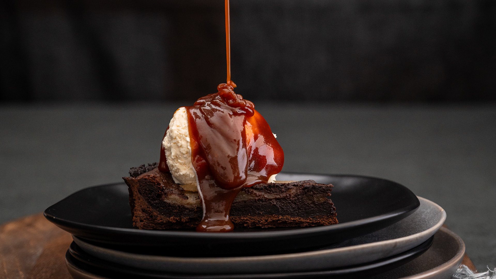 chocolate-brownie-sundae-with-caramel-pour.jpg