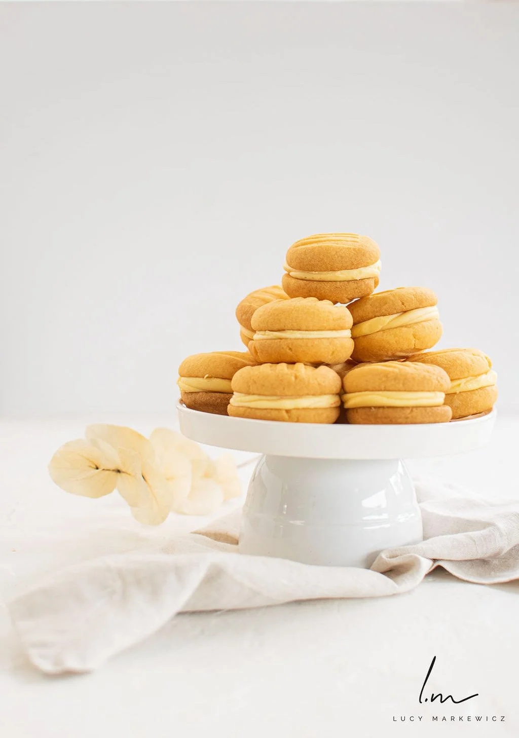 alfajores-dulce-de-leche-sandwich-cookies.jpg