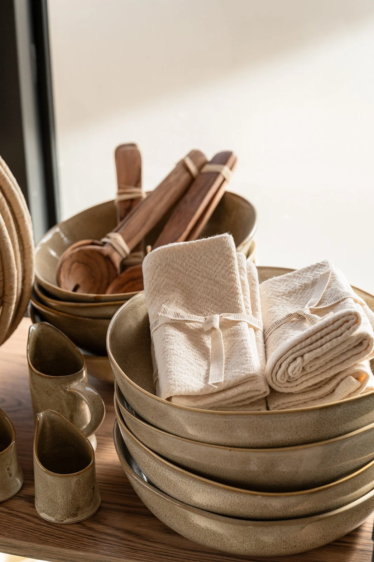 stoneware-bowls-linen-napkins-styling.jpg