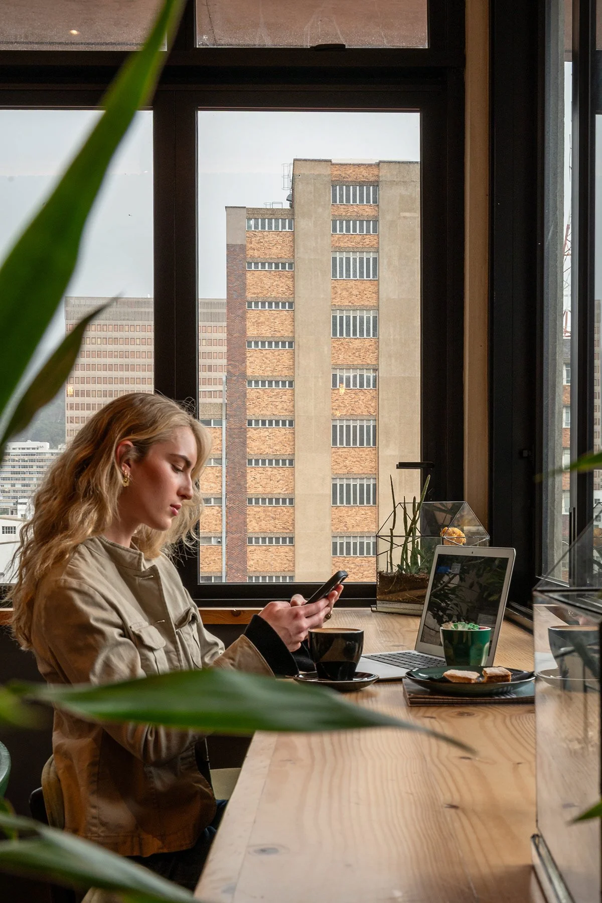 guest-coworking-table-city-view-coffee.jpg