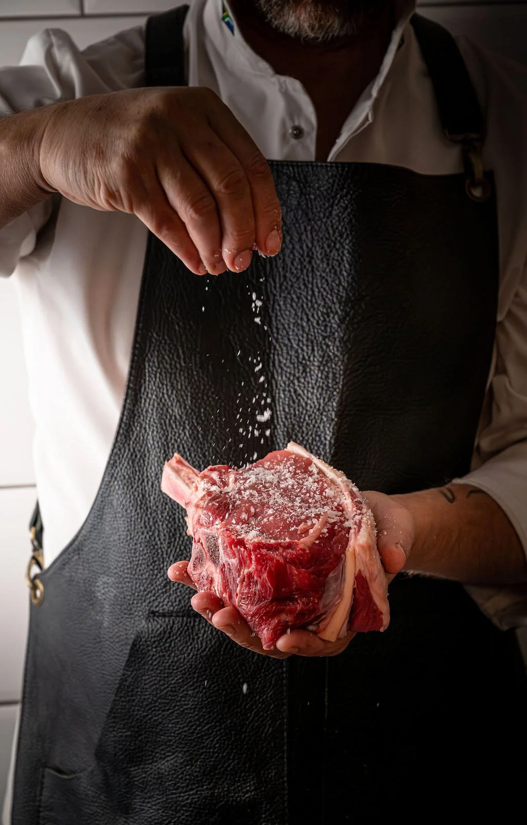 de-tafel-cape-town-chef-salting-steak.jpg