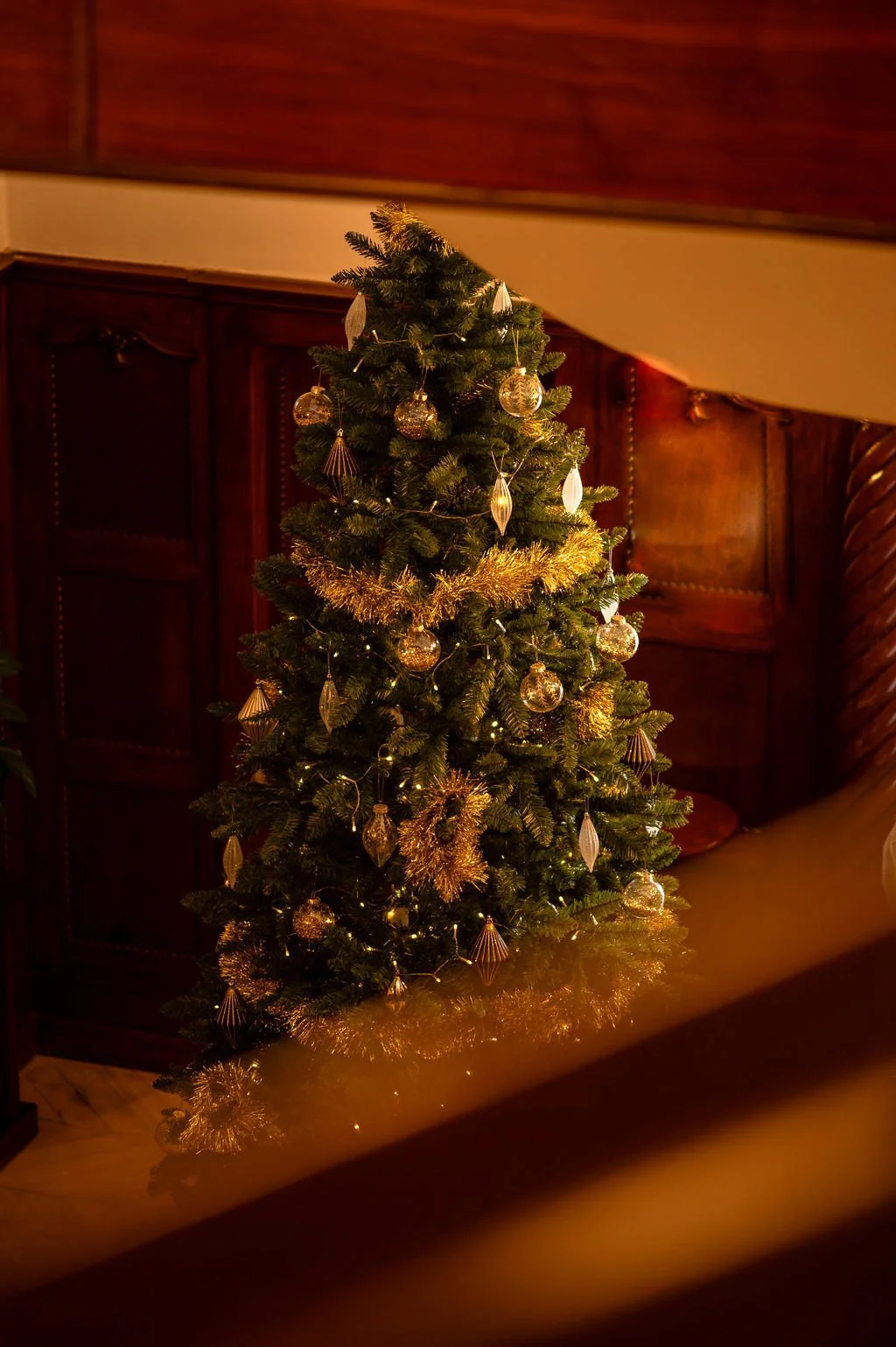 christmas-tree-hotel-lobby-decor.jpg