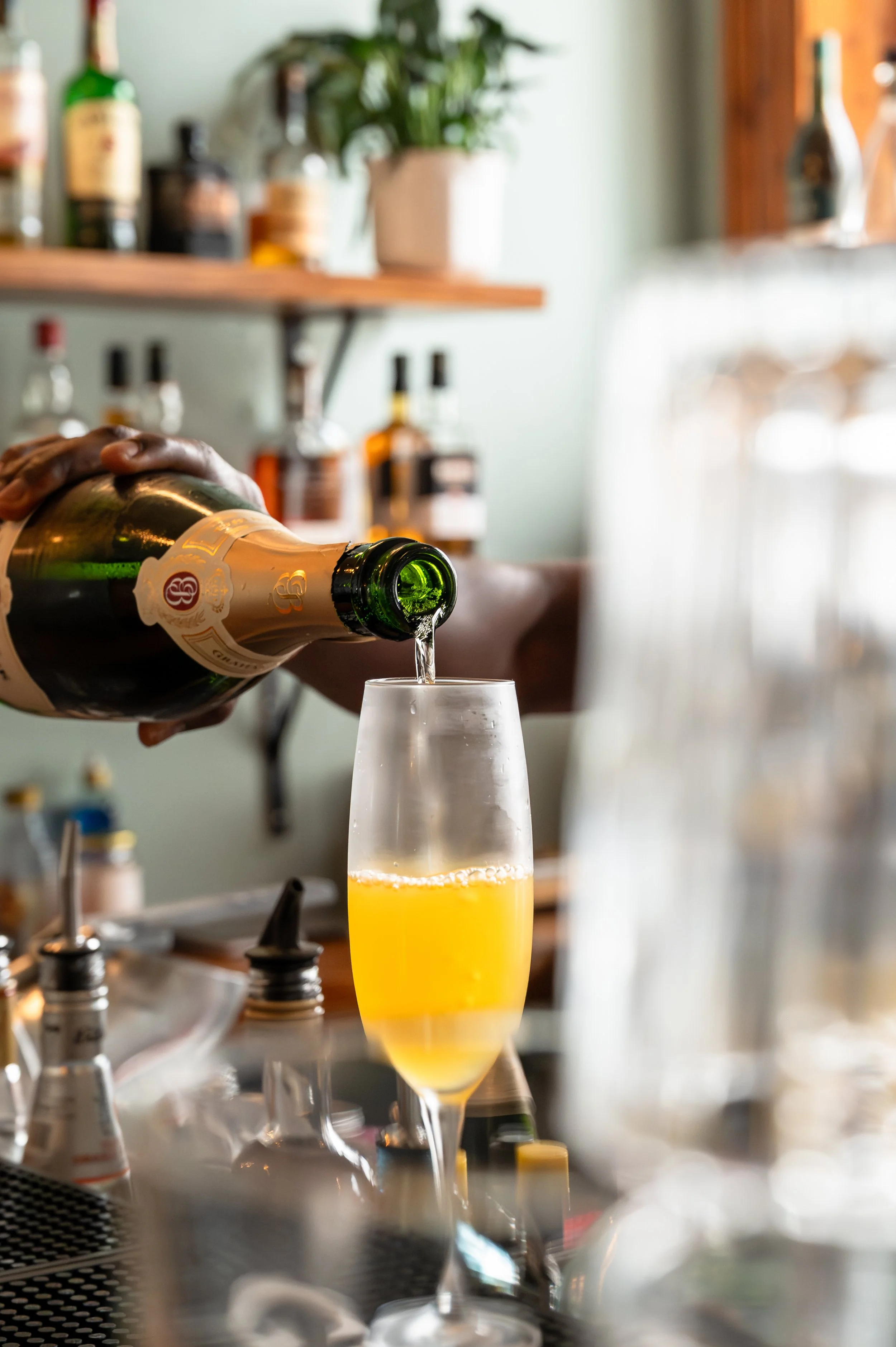 judds-champagne-pour-bar.jpg