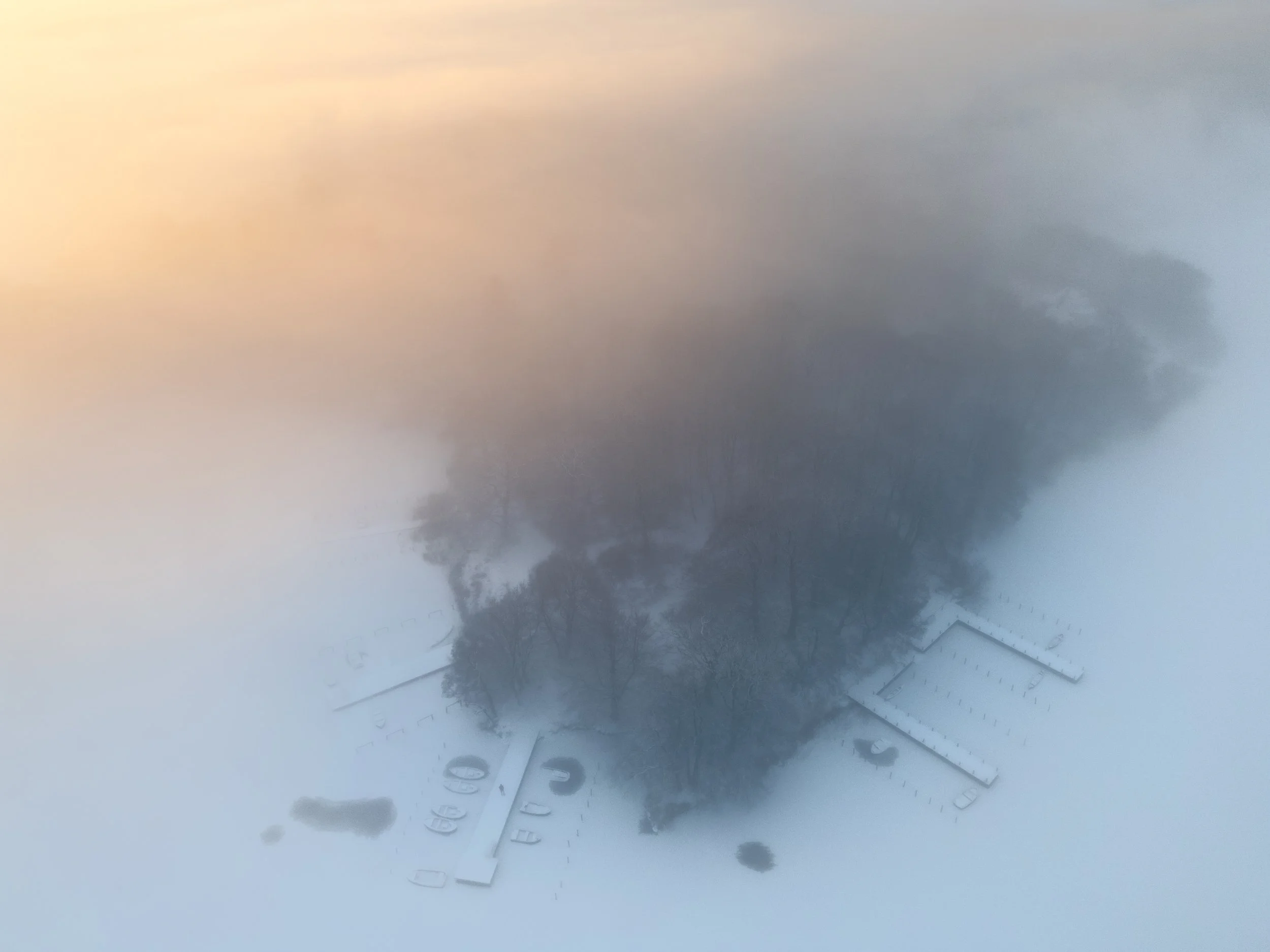 Diset vintermorgen over bådebroerne i Bagsværd sø. Dronefoto.