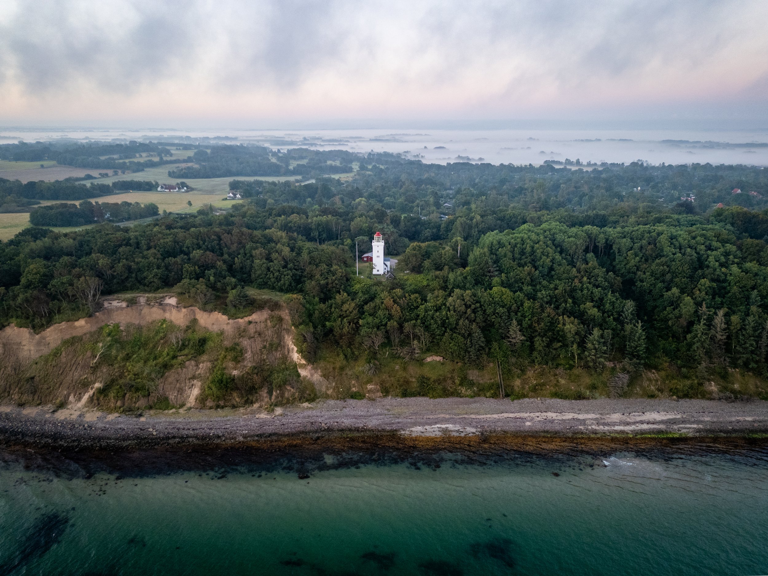 Nakkehoved Fyr, Nordsjælland. September morgen med tåge over land. Dronefoto.