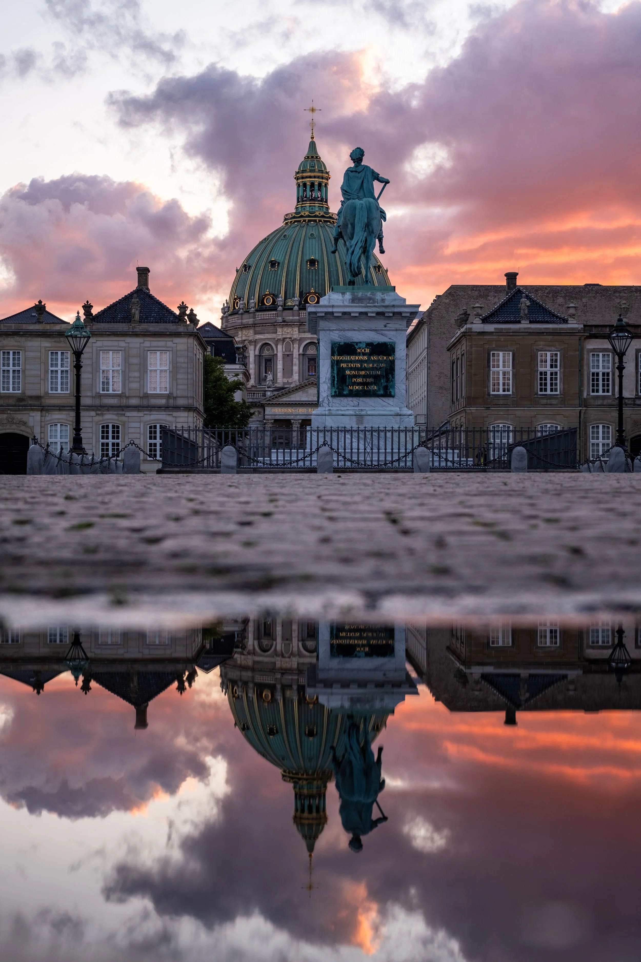 Reflektion af Marmorkirken set fra Amalienborg. København.