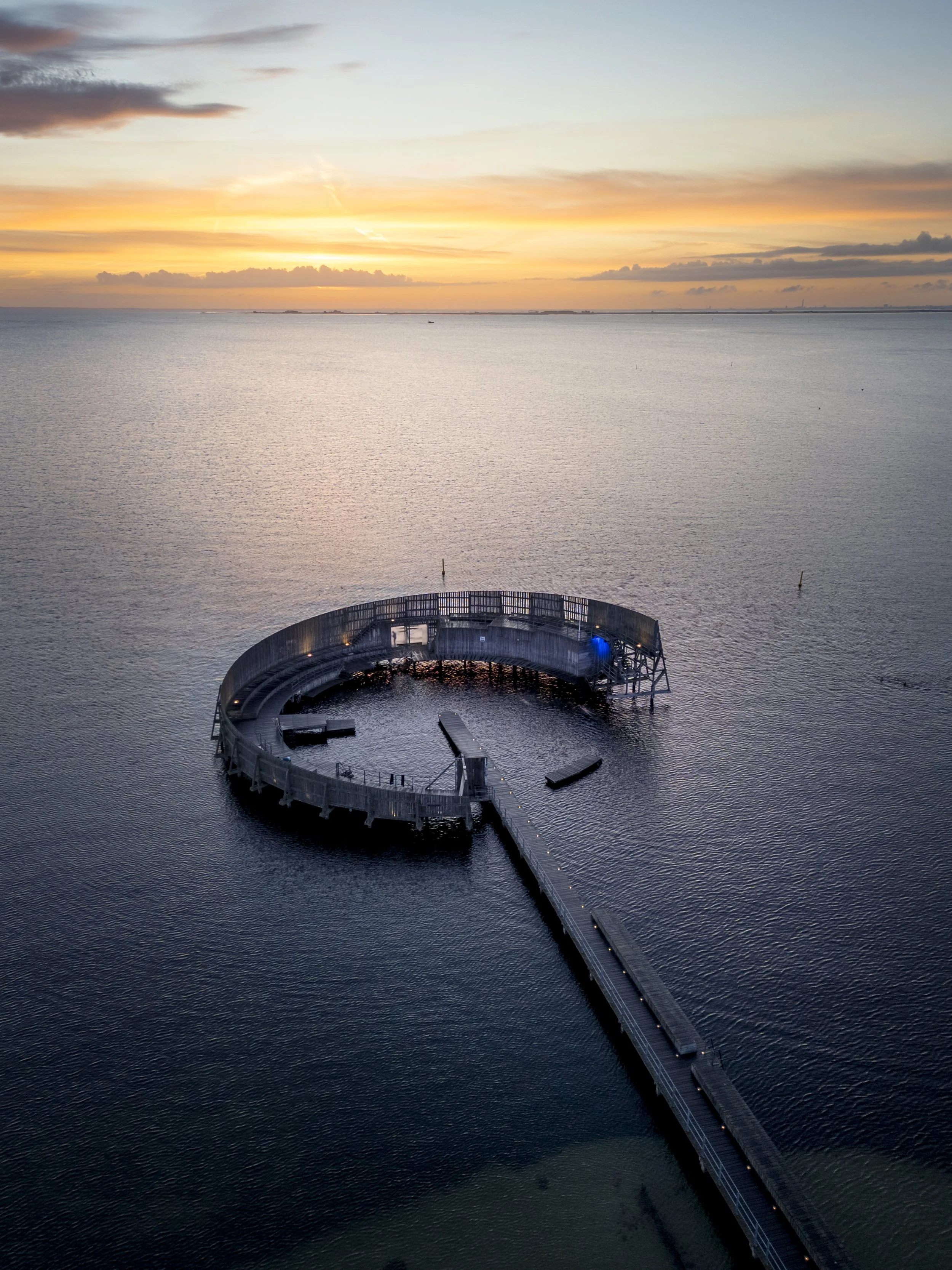 Kastrup Søbad i morgensol. Dronefoto