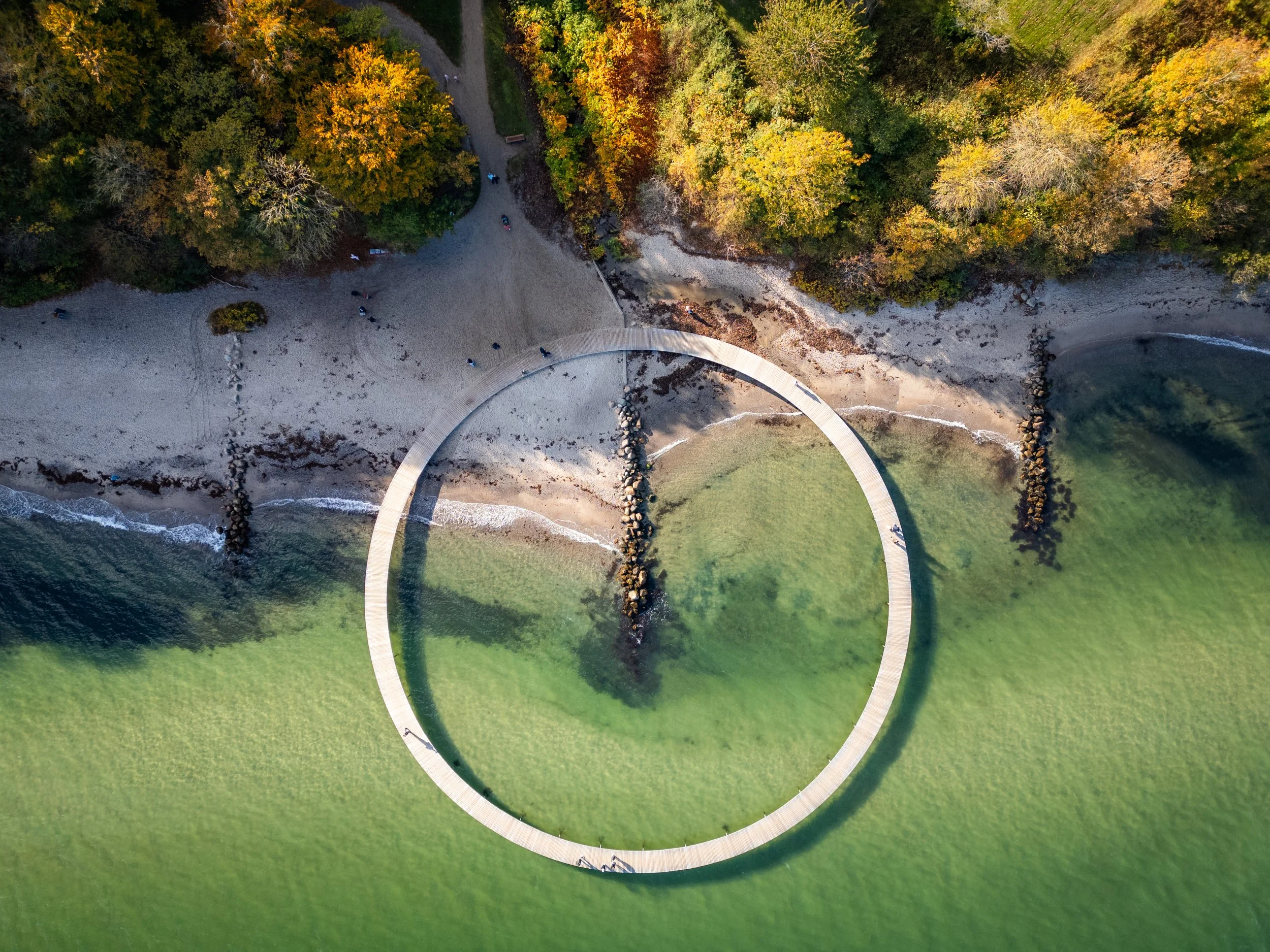 Dronefoto af den Uendelig bro i Aarhus.