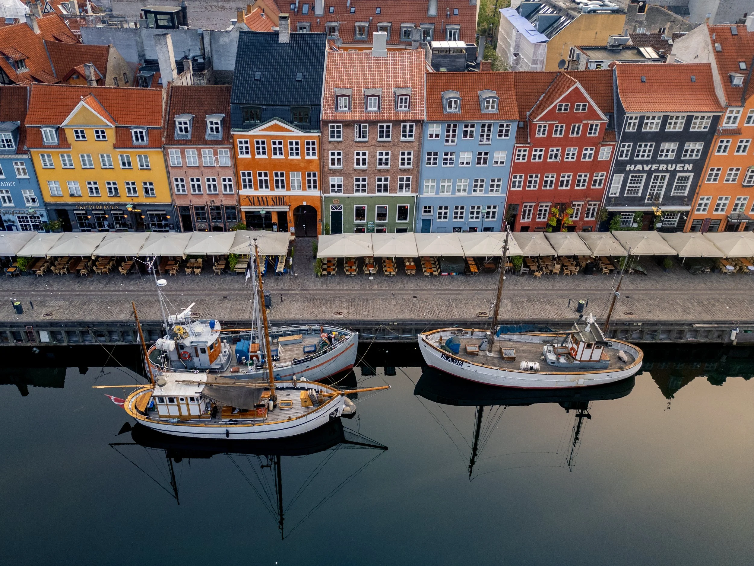 Dronefoto af Nyhavn, København. Tidlig sommermorgen.