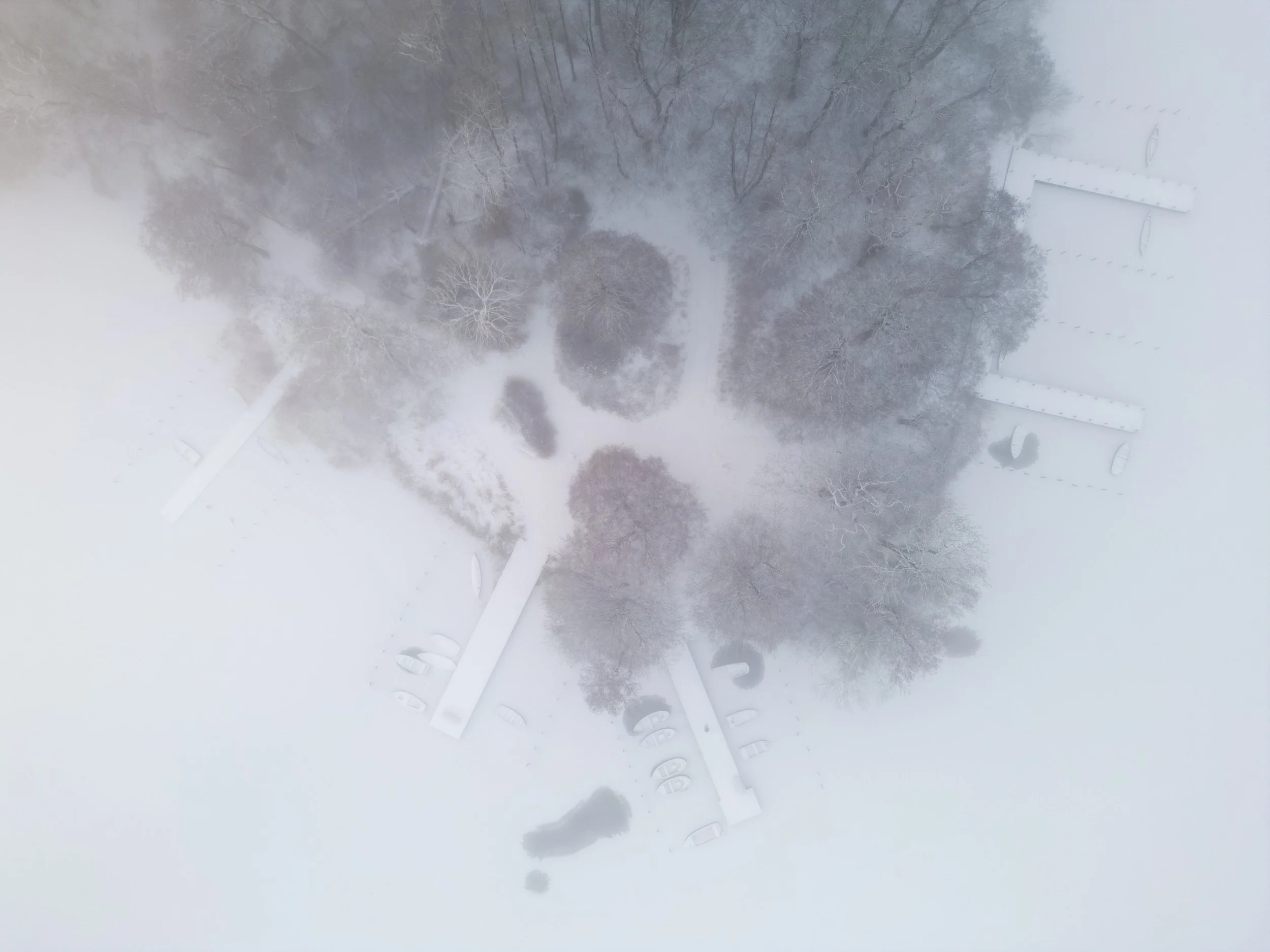 Diset vintermorgen over bådebroerne i Bagsværd sø. Dronefoto.