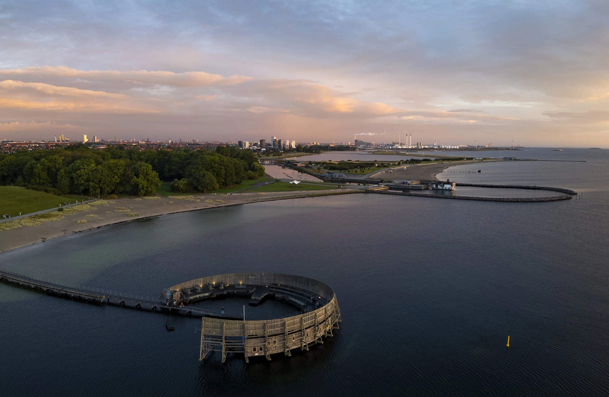 Morgensol over Kastrup Søbad og Amager Strandpark. Dronefoto.