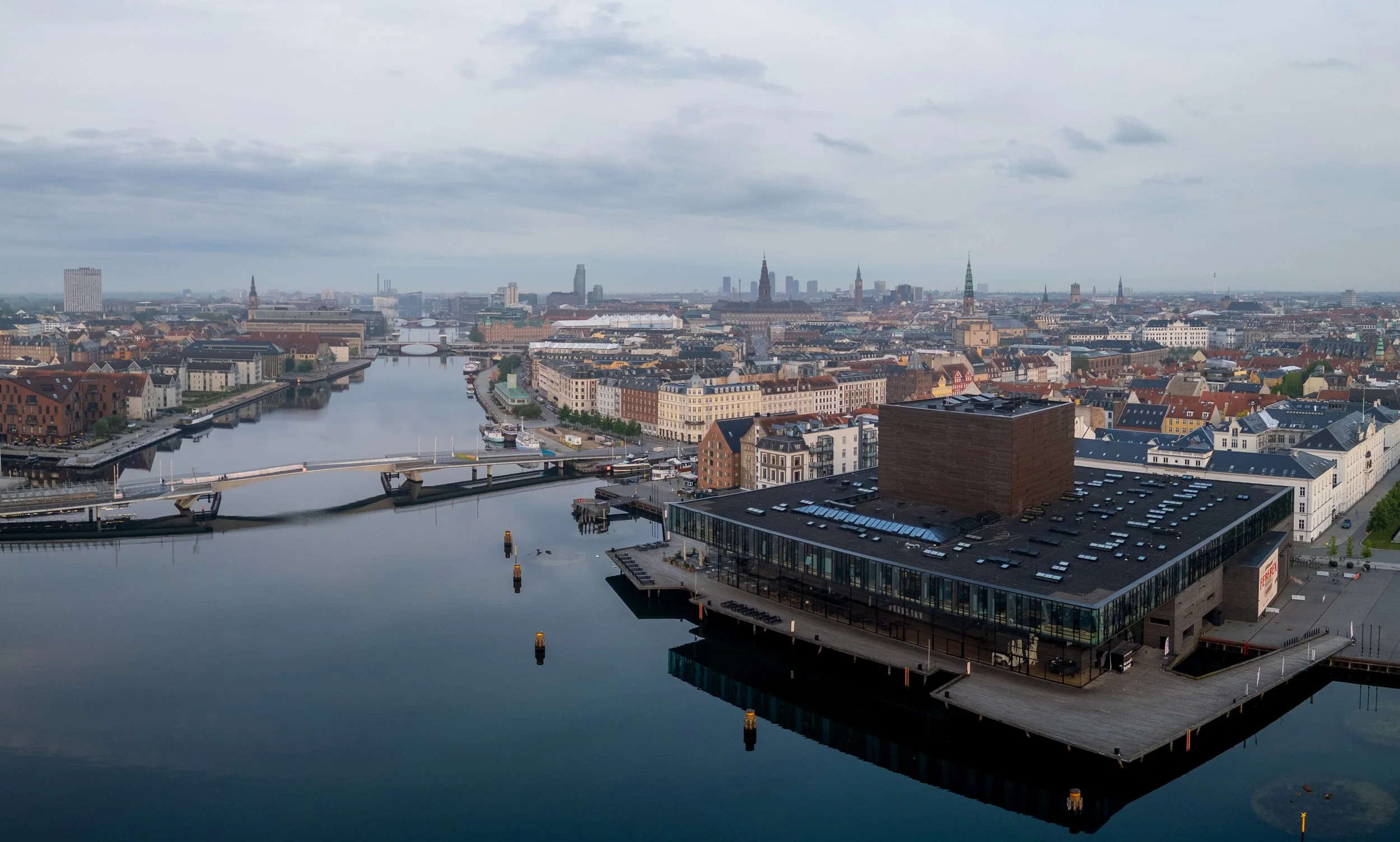 Disset morgen over Københavns kanal. Dronefoto.