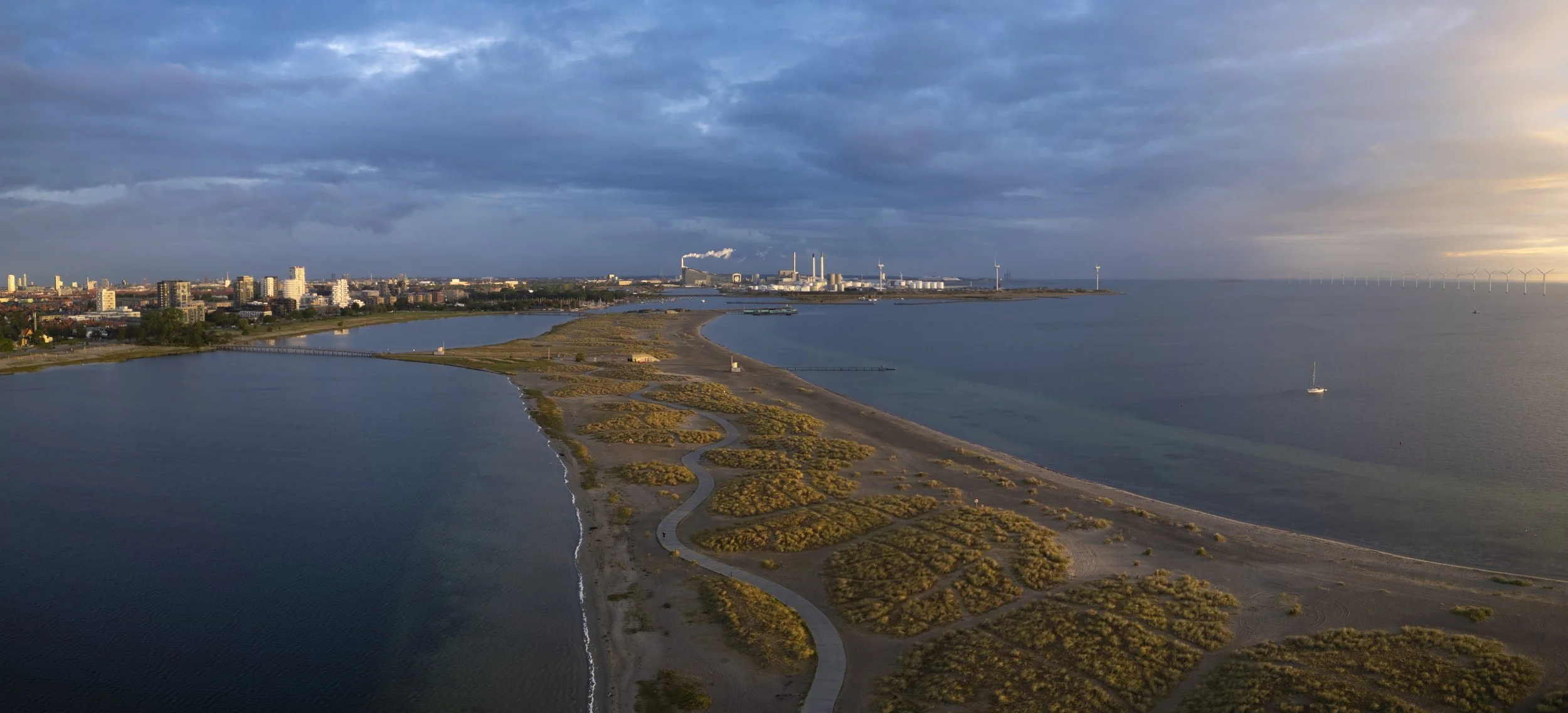 Morgensol over Amager Strandpark. Dronefoto.