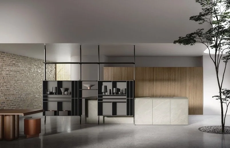 Interno minimalista con scaffali neri, mobili bianchi e una pianta alta a destra.