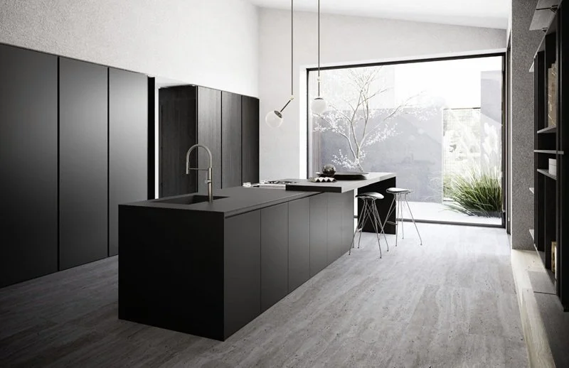 Cucina moderna con mobili neri, grande finestra e panca con sgabelli