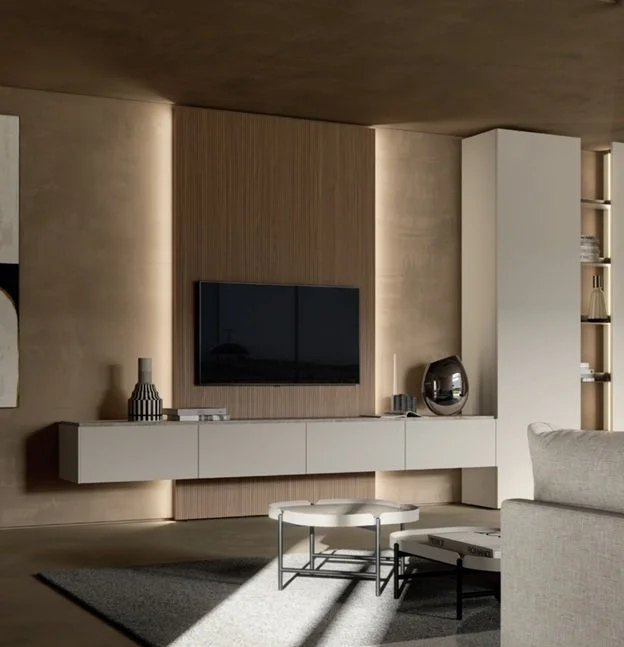 Interno di un soggiorno moderno con parete in legno, televisore, mobile bianco, oggetti decorativi e divano beige.