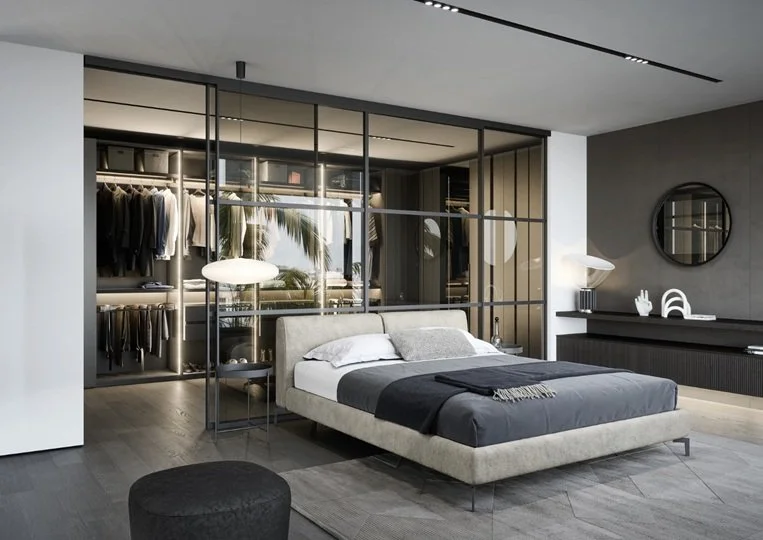 Camera da letto moderna con letto matrimoniale, armadio aperto con vestiti e pantaloni, specchio rotondo, lampade e decorazioni minimaliste.