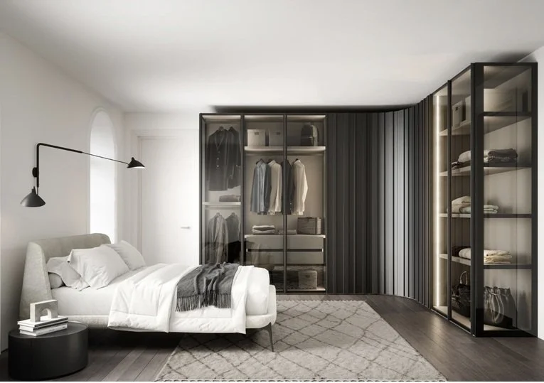 Camera da letto moderna con letto bianco, armadio con ante in vetro scuro e scaffali con vasi e coperte, pareti bianche e pavimento scuro, illuminazione a LED