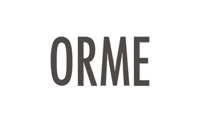 Testo nero su sfondo nero con la parola "ORME".