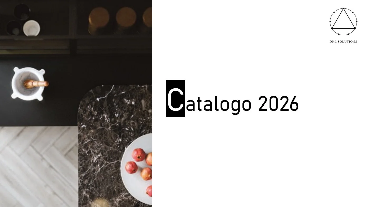 Copertina di un catalogo 2026 con una parte di una cucina visibile, che mostra una ciotola con un pestello e alcuni pomodori su un tavolo di marmo scuro.