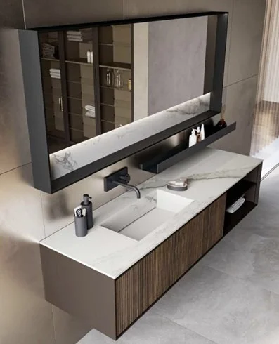 Specchio rettangolare sopra un mobile lavabo con lavabo integrato, toilette, saponi e specchi decorativi.