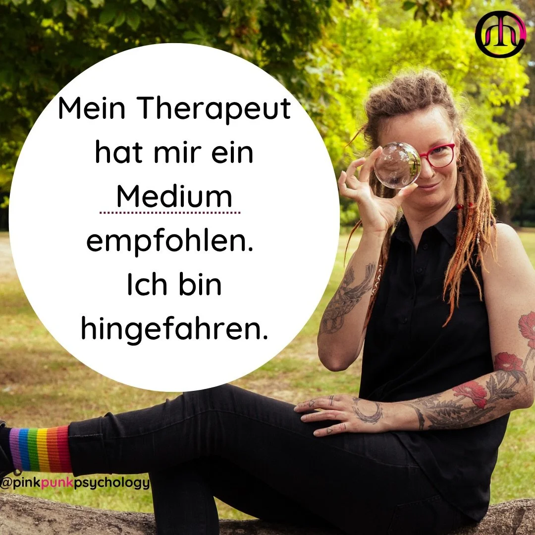 Mein Therapeut hat mir ein Medium empfohlen. Kein Witz. 🔮
Ich stand vor einer gro&szlig;en Entscheidung - raus aus der Klinik oder bleiben? - und fuhr in den Schwarzwald. Was dort passierte, konnte ich mir teils erkl&auml;ren (Cold Reading, Barnum-E