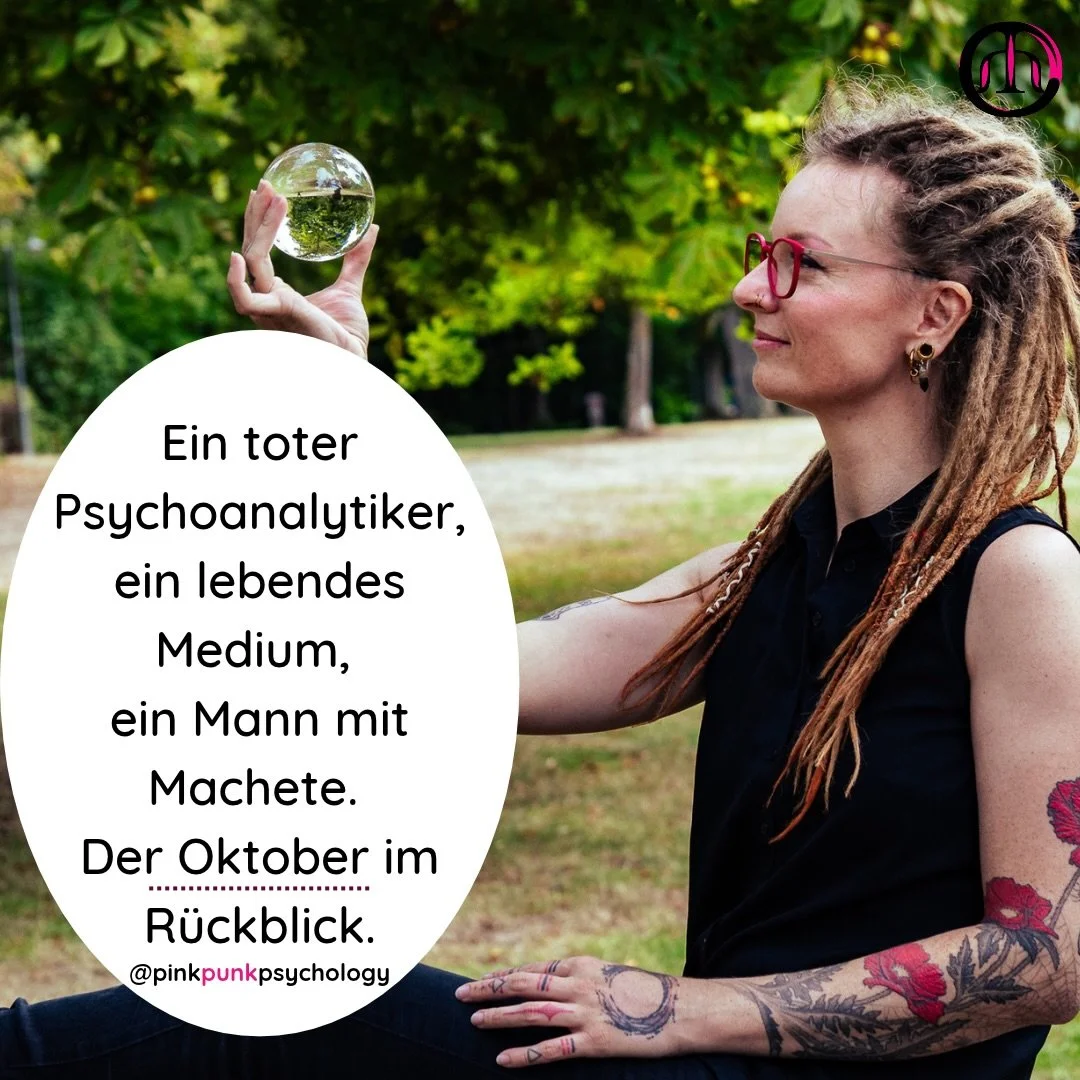 Ein toter Psychoanalytiker, ein lebendes Medium, ein Mann mit Machete. Das war Spooky Psychology 2026. 🔮
Drei Teile, eine Frage: 
Wie viel bewegt das, woran wir glauben? 
Warum sich Muster wiederholen. 
Warum Rituale wirken, wo Verstehen nicht reich