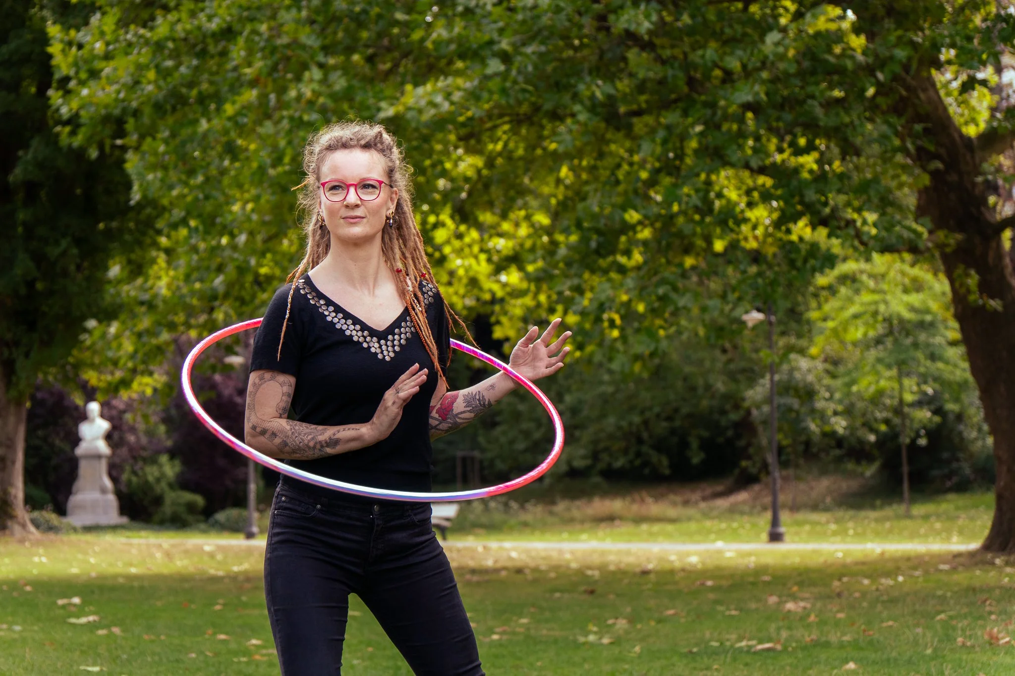 Elena Tinkloh, Psychologin und Flow-Künstlerin, mit Hula Hoop im Park