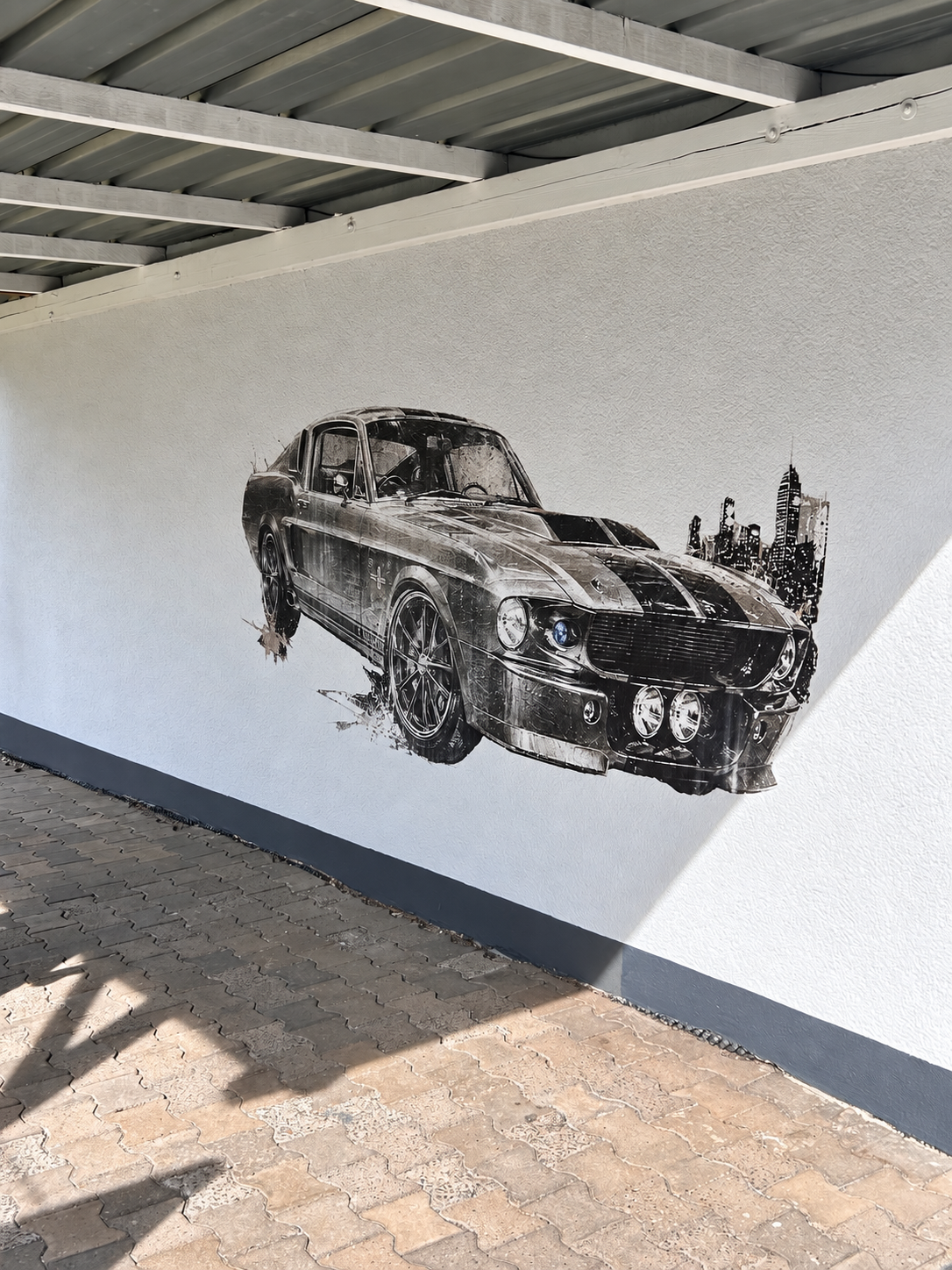 Fotorealistischer Auto-Wanddruck direkt auf die Wand mit wallPen-Technologie