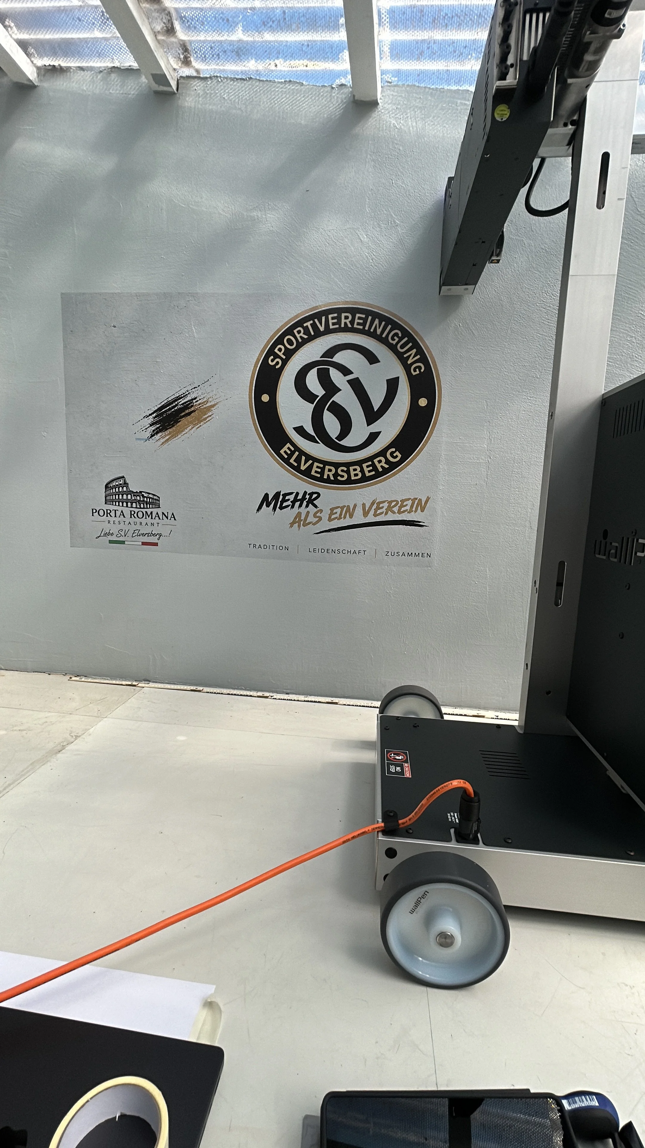 Detailreicher Logo-Wanddruck als Beispiel für präzisen Direktdruck auf Wände