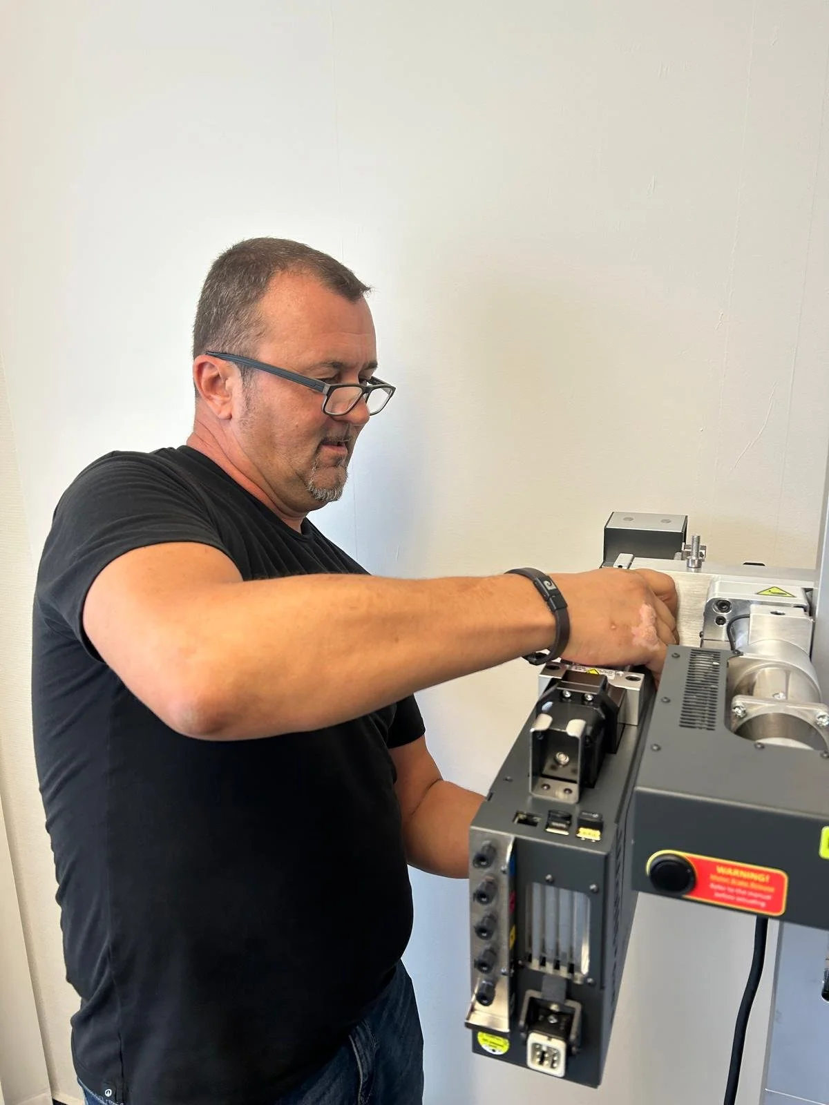 Technische Schulung am wallPen-System für präzisen Wanddruck