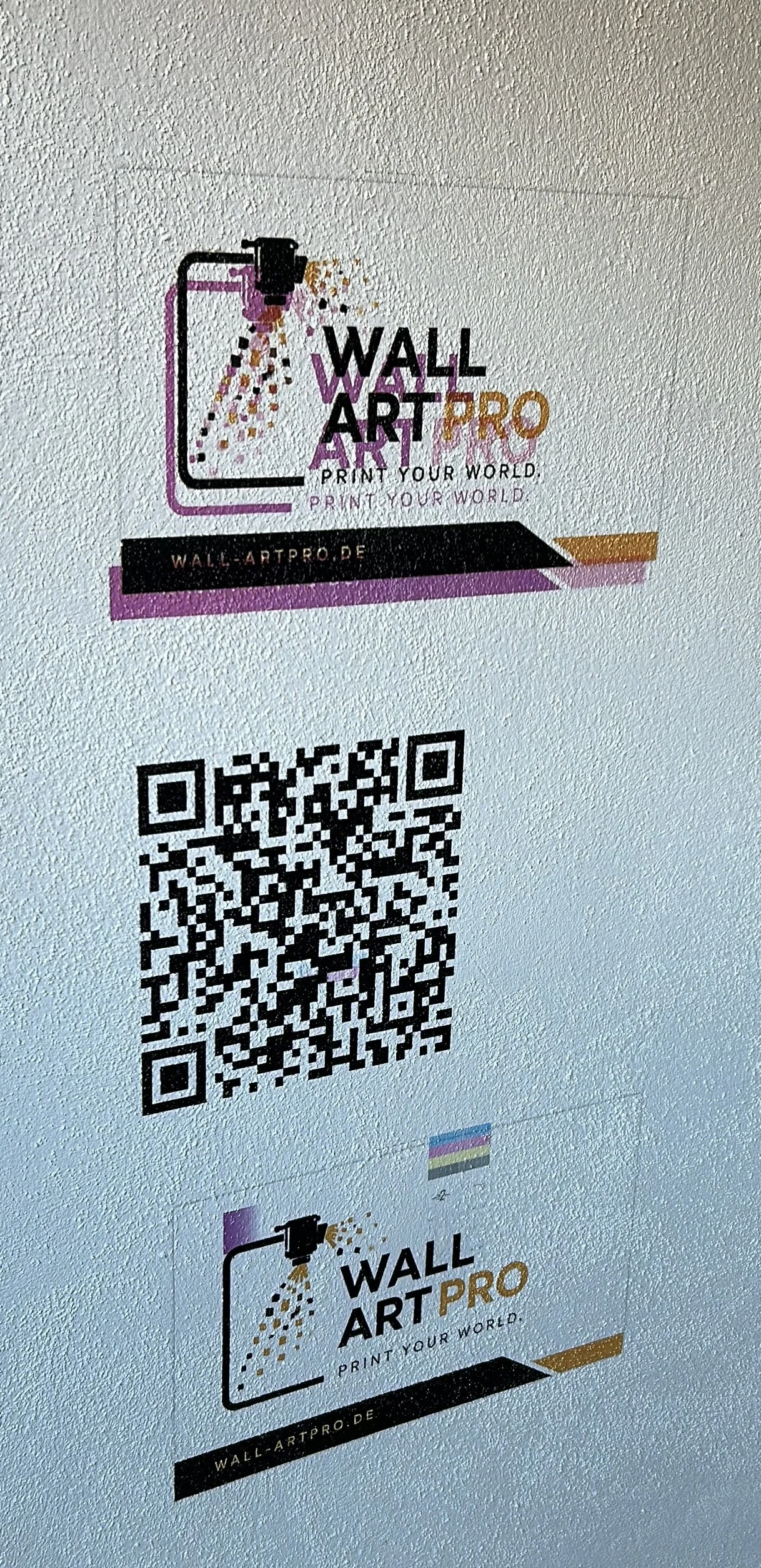 QR-Code direkt auf die Wand gedruckt mit Wall Art Pro