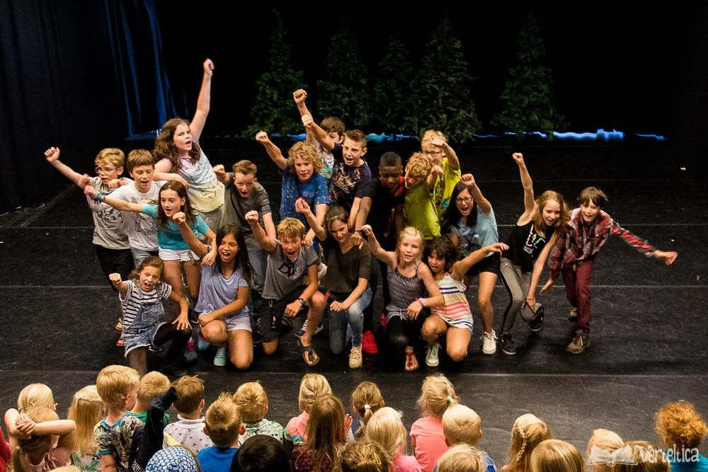 Eindapplaus groep 8 musical 'Cardenis', Voorstelling geschreven en geregisseerd door Amber van Weerd, Verteltica.
