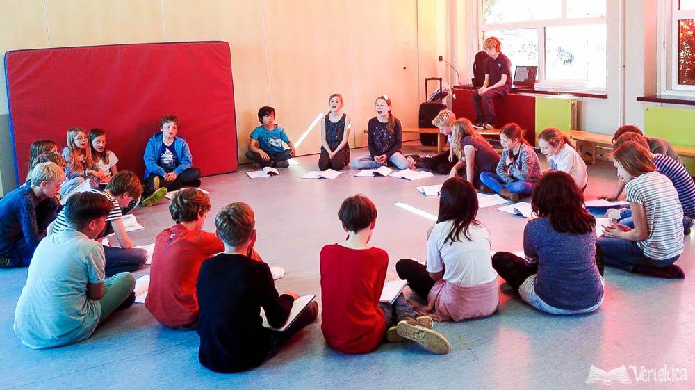 Zang repetitie, musical workshop op een basisschool, gegeven door Amber van Weerd, Verteltica.