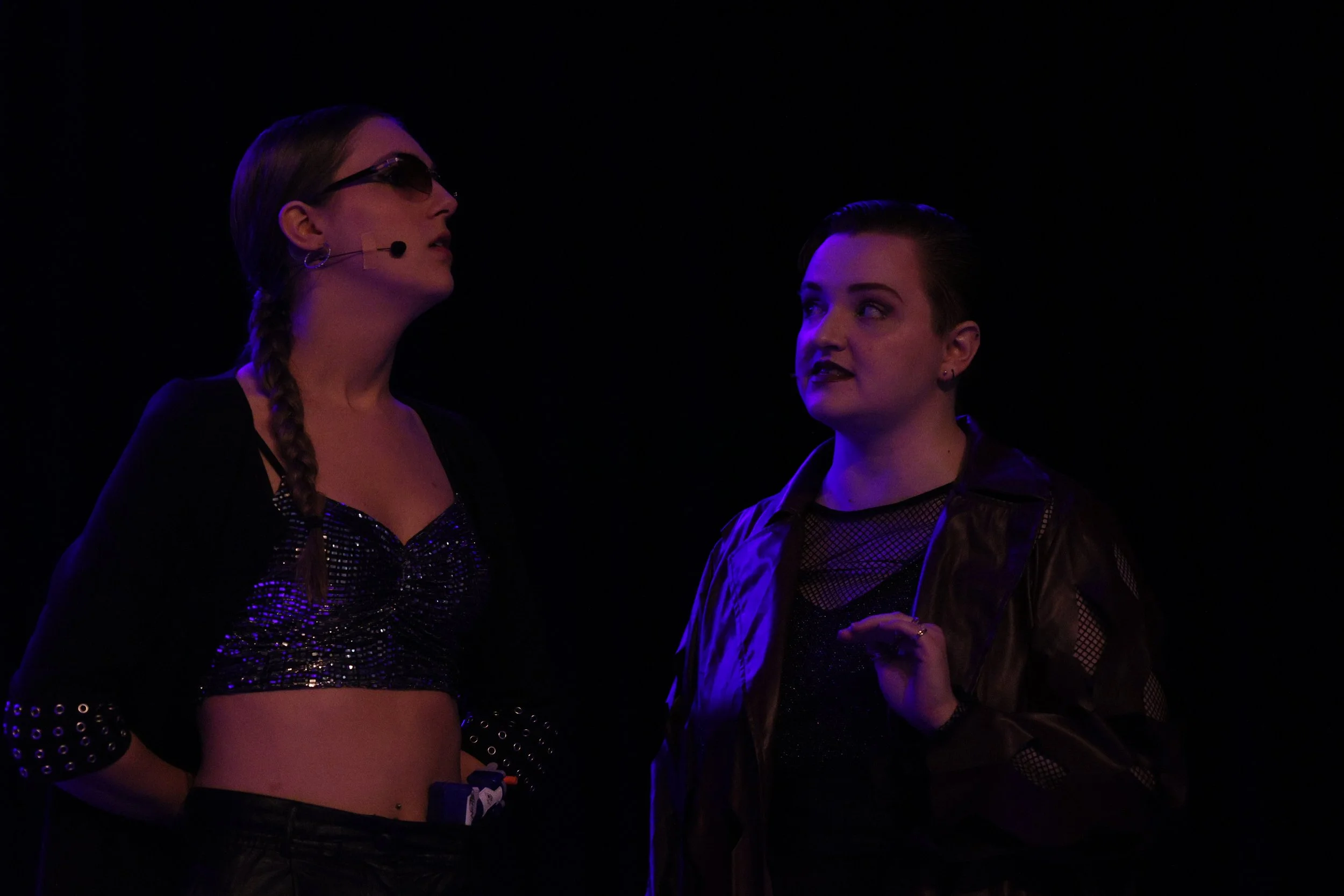 Scene foto voorstelling 'The show must go on', C.I.C.K. Company, Amber van Weerd en Loïs Dinkelberg.