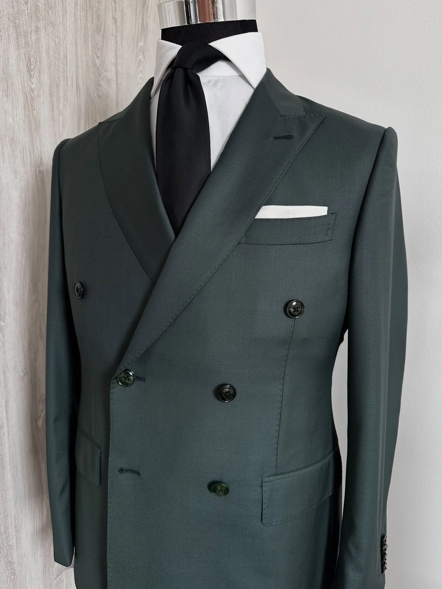 Un tono verde que ha resurgido. Un tono que muestra seguridad y porte a quien lo utilice. Algo diferente pero elegante. 
&mdash;&mdash;&mdash;&mdash; 
Hecho a la medida y especificaciones seleccionadas por el cliente. 
&mdash;&mdash;&mdash;&mdash;
Ag