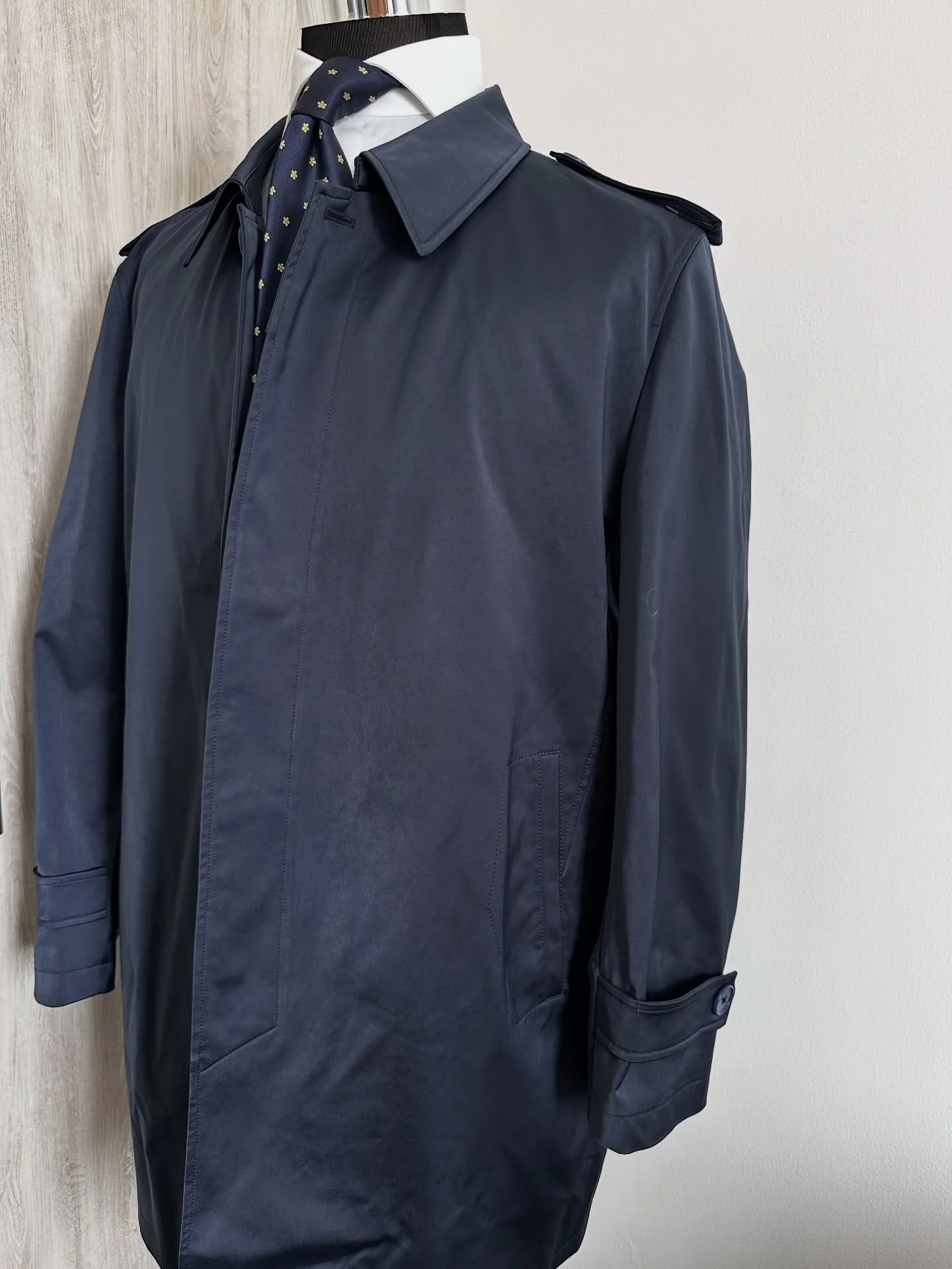 Un buen trench coat a prueba de agua es muy vers&aacute;til y sin duda eleva tu estilo.
&mdash;&mdash;&mdash;&mdash; 
Hecho a la medida y especificaciones seleccionadas por el cliente. 
&mdash;&mdash;&mdash;&mdash;
Agenda tu cita a domicilio y person