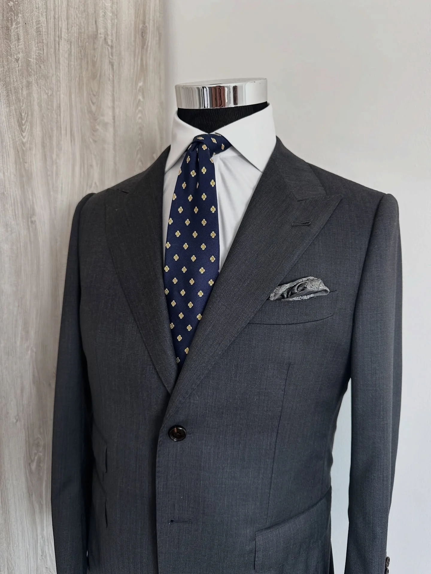 Un cl&aacute;sico gris Oxford con tres bolsillos y solapa de pico ancha. &iquest;Harvey Specter? 
&mdash;&mdash;&mdash;&mdash; 
Hecho a la medida y especificaciones seleccionadas por el cliente. 
&mdash;&mdash;&mdash;&mdash;
Agenda tu cita a domicili