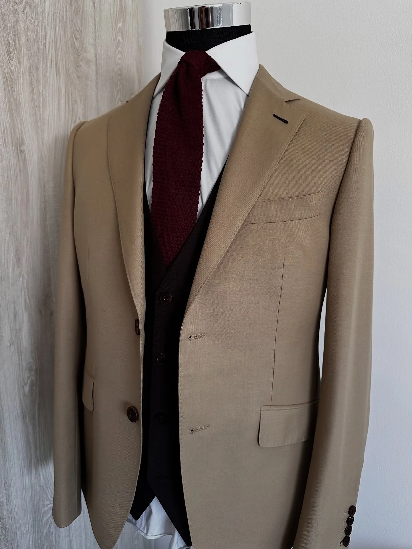 Traje de tres piezas con un toque vaquero 🤠 
Nos ajustamos al corte y estilo que buscas.
&mdash;&mdash;&mdash;&mdash; 
Hecho a la medida y especificaciones seleccionadas por el cliente. 
&mdash;&mdash;&mdash;&mdash;
Agenda tu cita a domicilio y pers