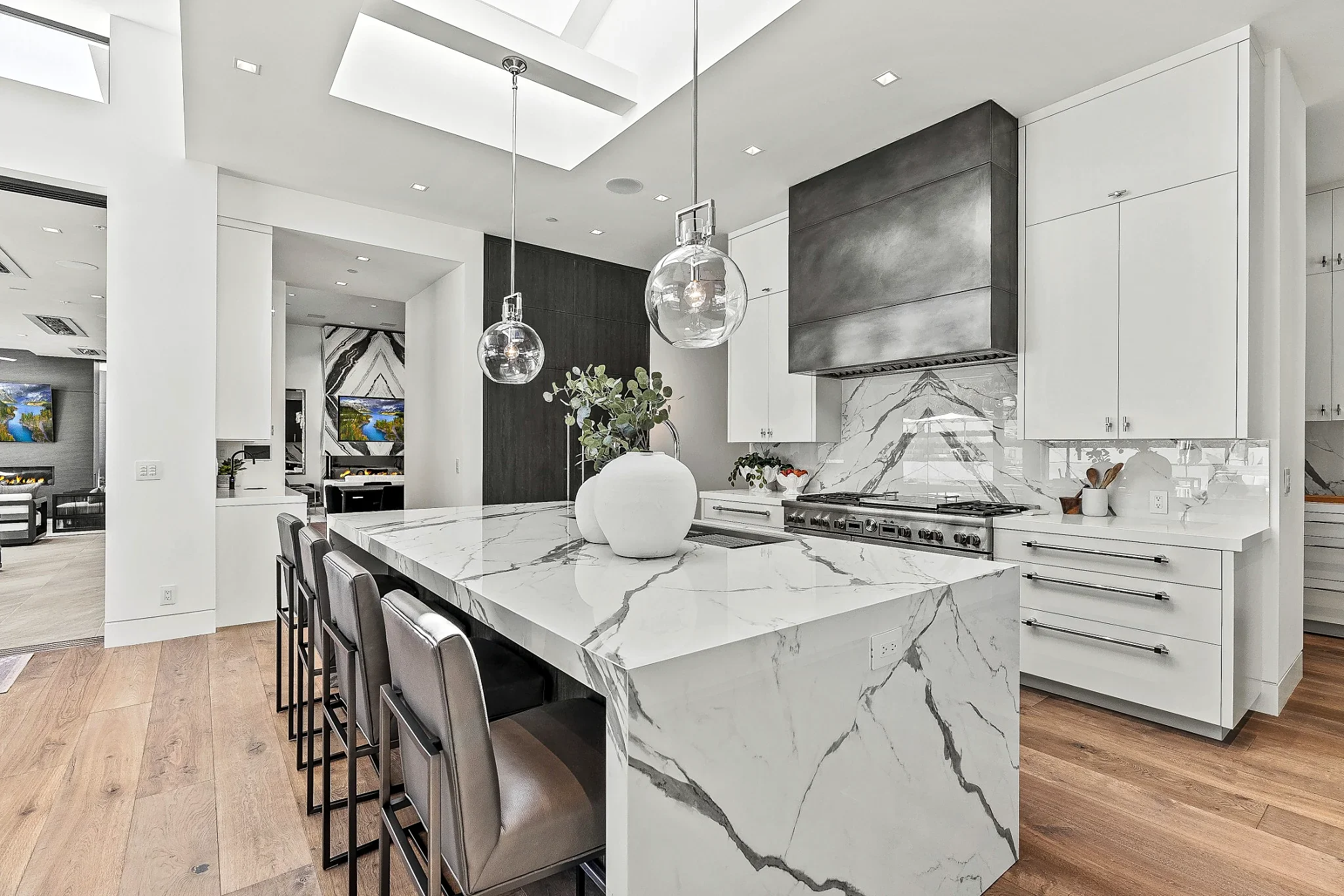 13-the-palms-monte-sereno-kitchen-island.webp