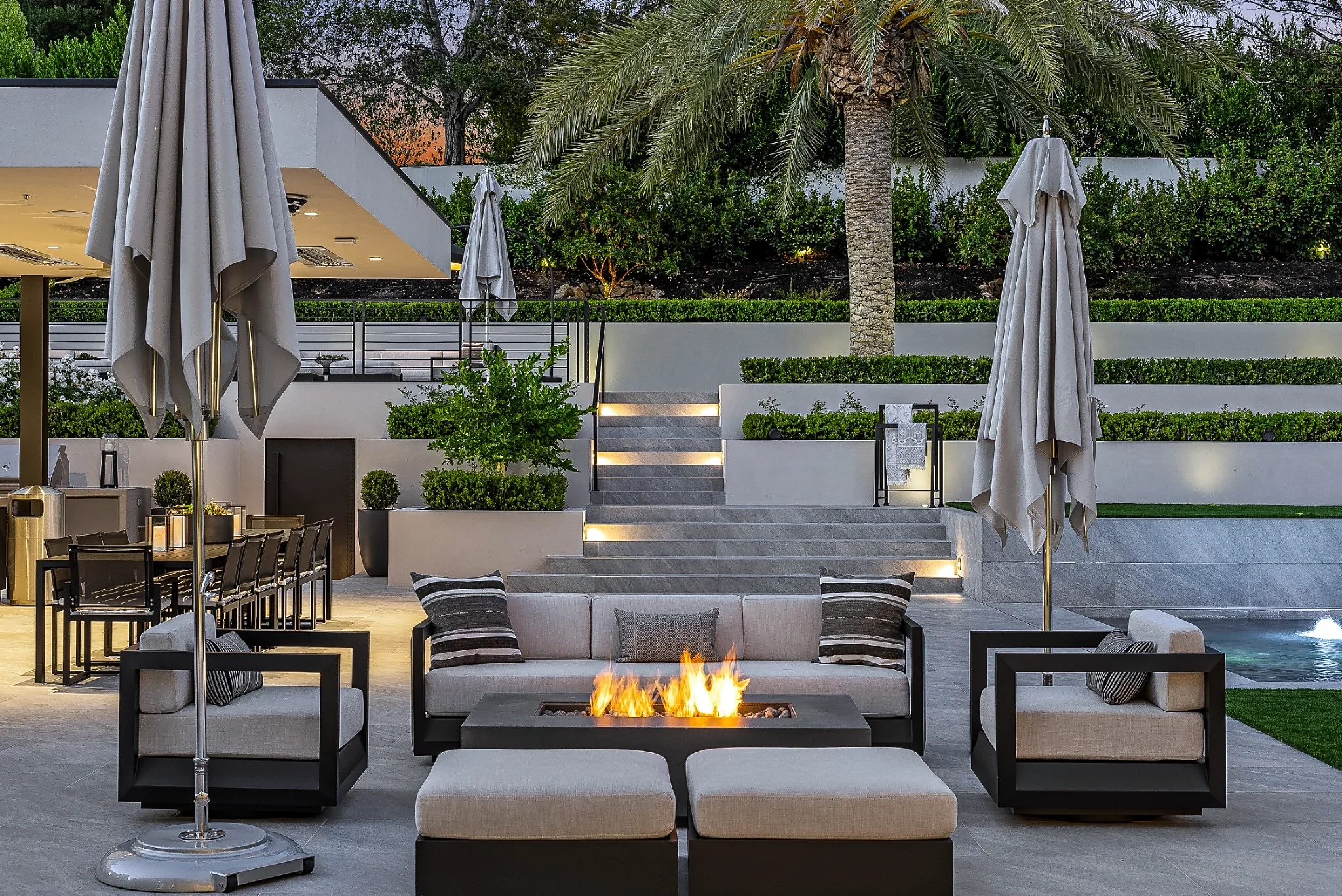 07-the-palms-monte-sereno-poolside-firepit-twilight.webp