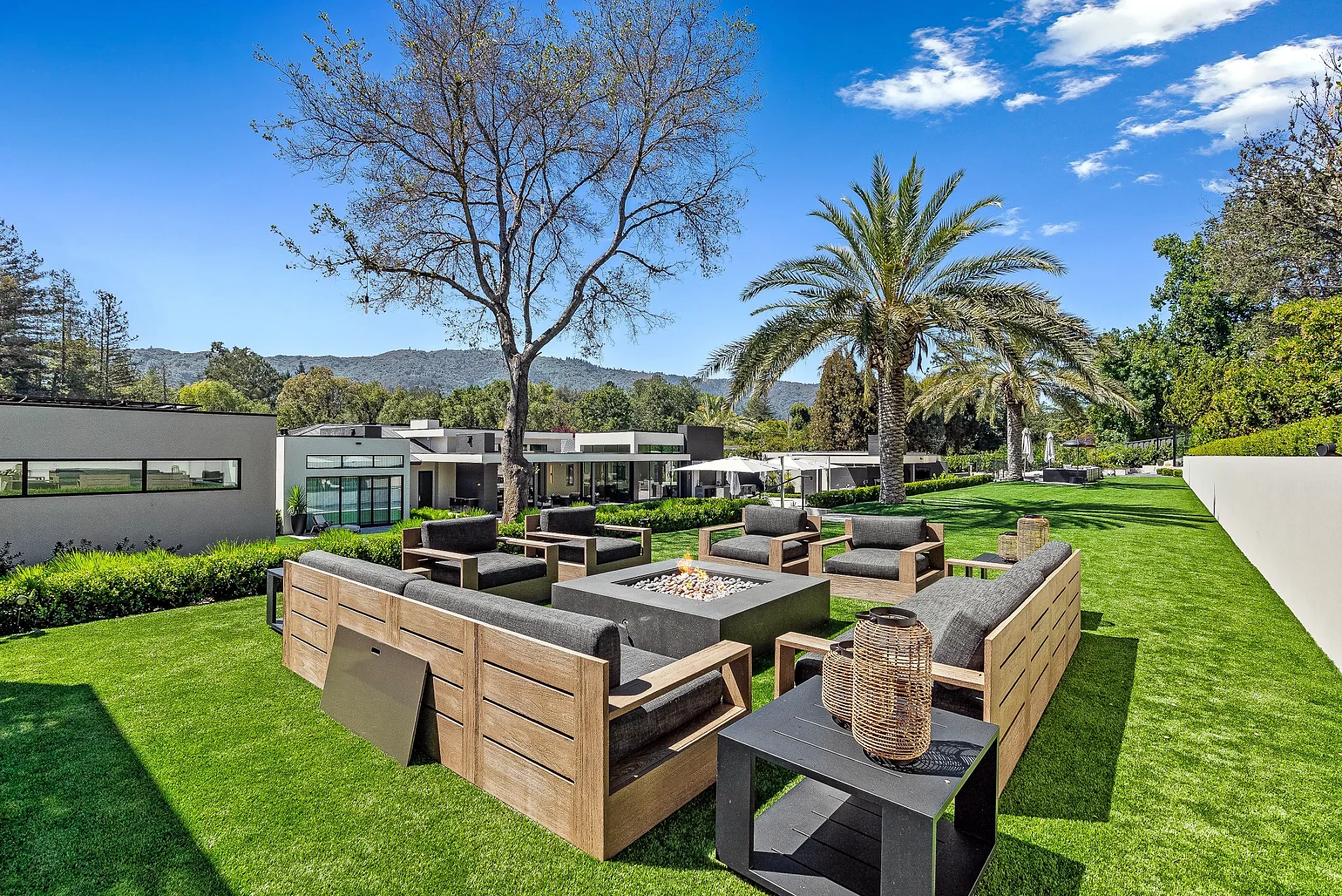 06-the-palms-monte-sereno-firepit-lounge-daylight.webp
