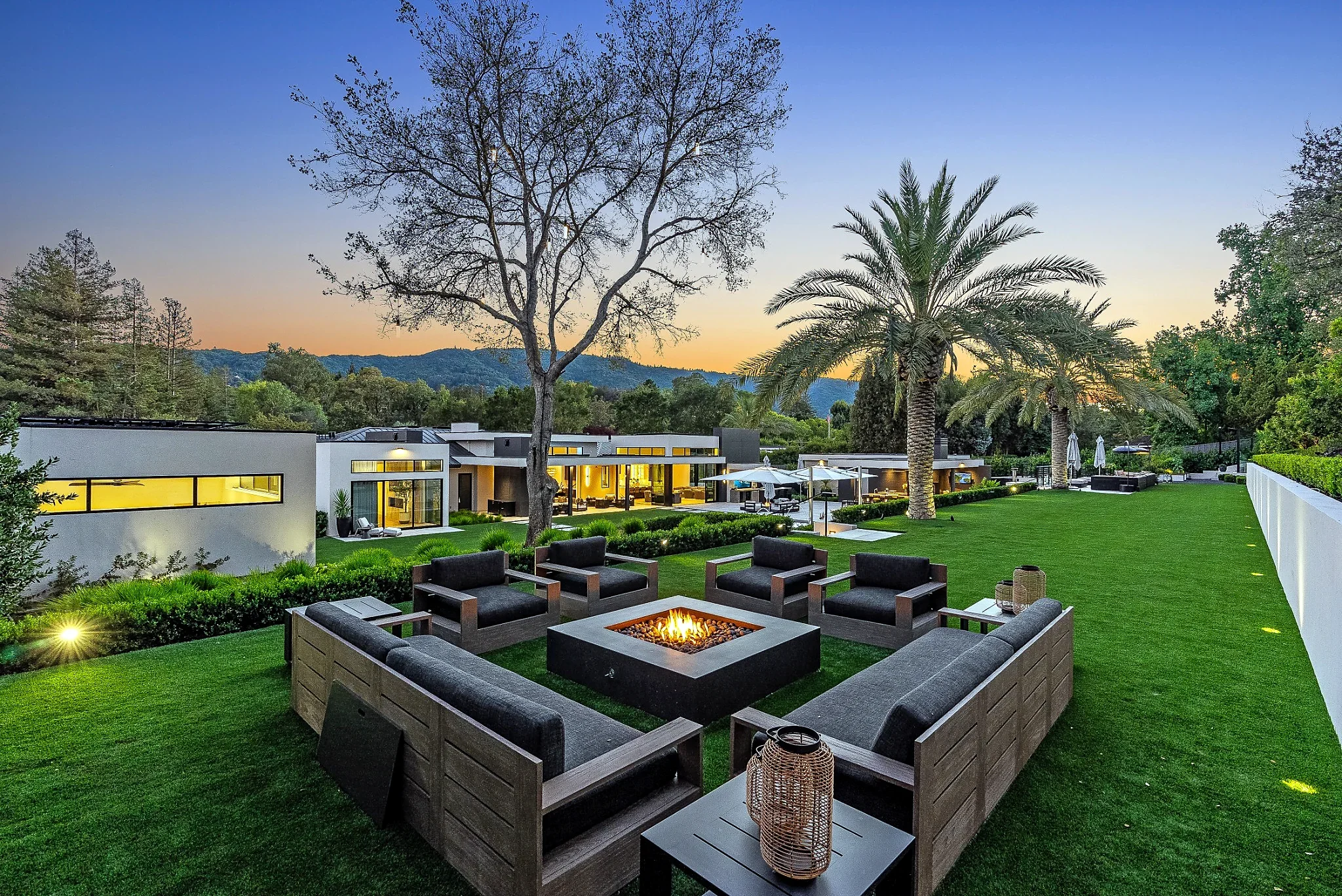 05-the-palms-monte-sereno-firepit-lounge-twilight.webp