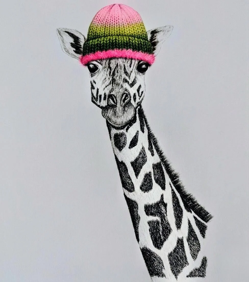 Dessin d'une girafe portant un chapeau en laine multicolore, rose, vert et jaune.